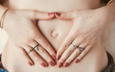 Entspannende Bauchmassage gegen Periodenschmerzen – Experteninterview mit Marissa Cosma Vitelli