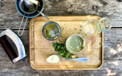 Zahnpasta einfach selber machen: Rezept mit Gartenkräutern und Heilerde